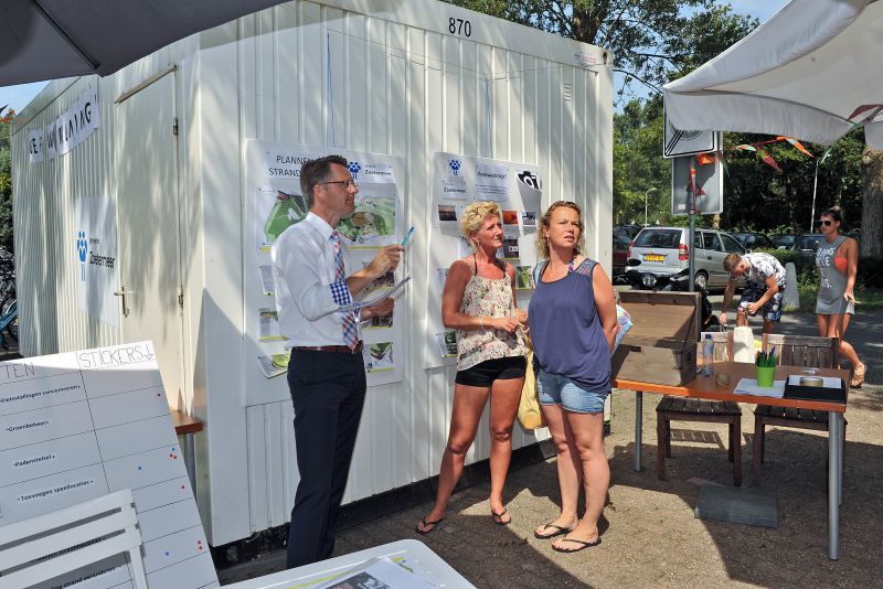 Wethouder Paalvast bij informatiewagen op het Noord Aa 2