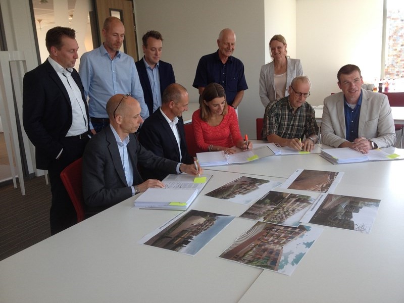 IMG 2075 ondertekening ontwikkelovereenkomst door de verschillende partijen