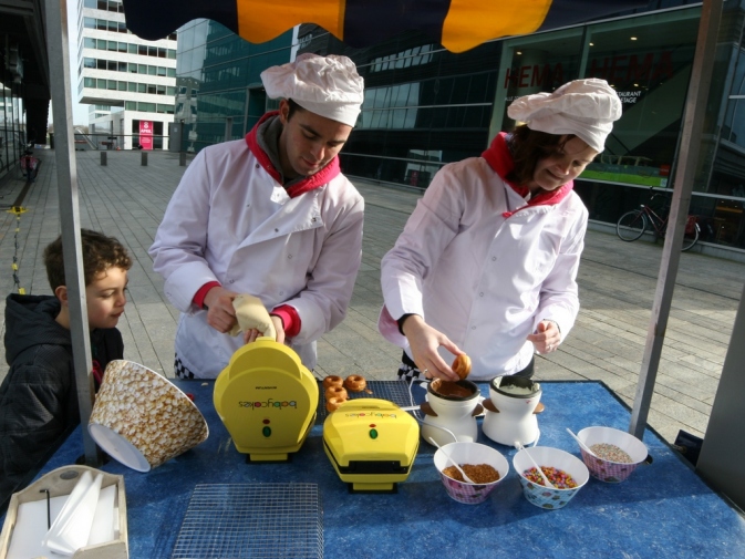 Mini donuts uitdelen 1