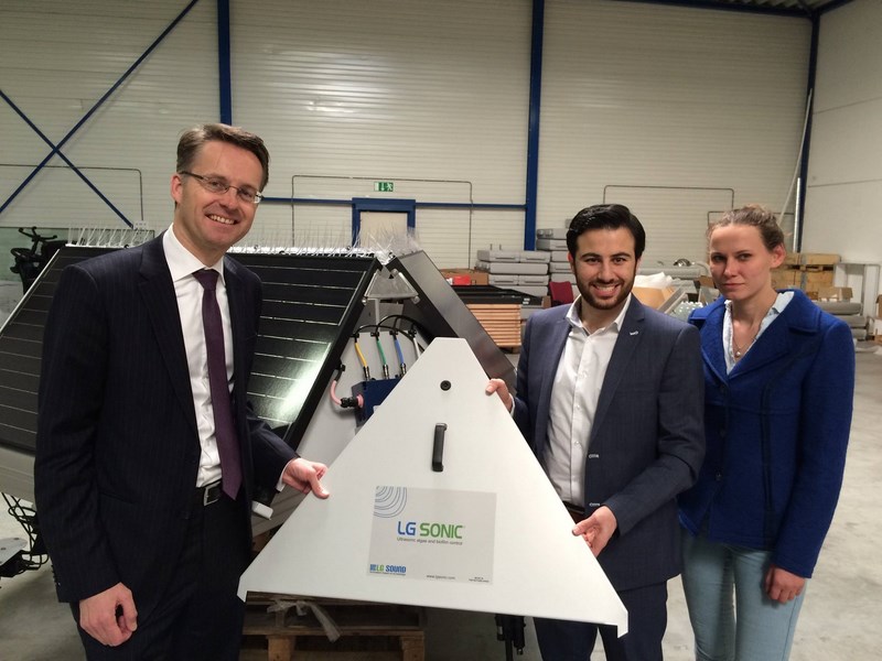 Bezoek wethouder Paalvast installatie MPC Buoys in recreatiegebied Noord Aa