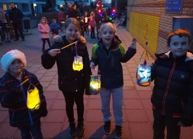 De kinderen zijn klaar voor de optocht