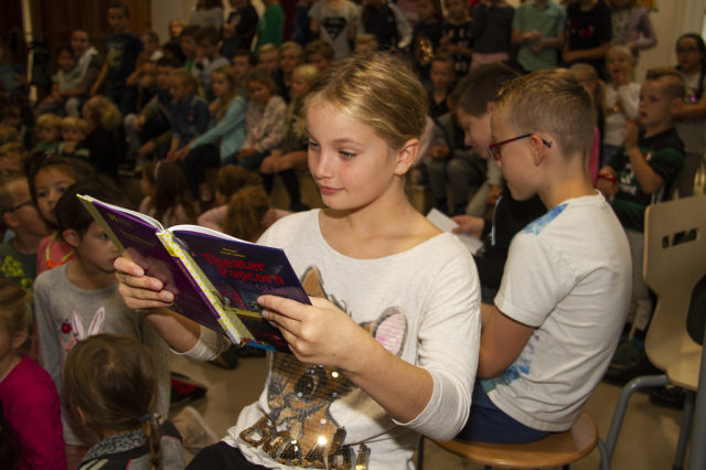 opening bibliotheek op school tjalk 010 liedje en dansje kinderen groep 6