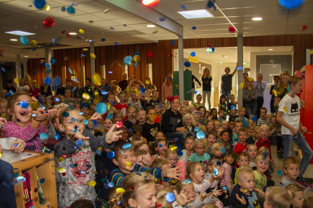 opening bibliotheek op school tjalk 017 confettiregen