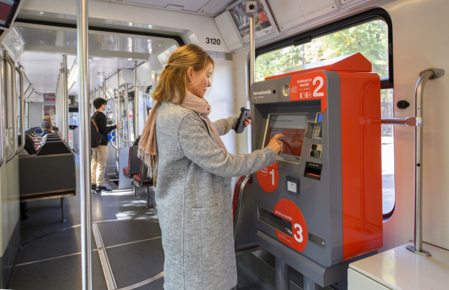 Nieuwe betaalautomaat in oude rood beige tram HTM