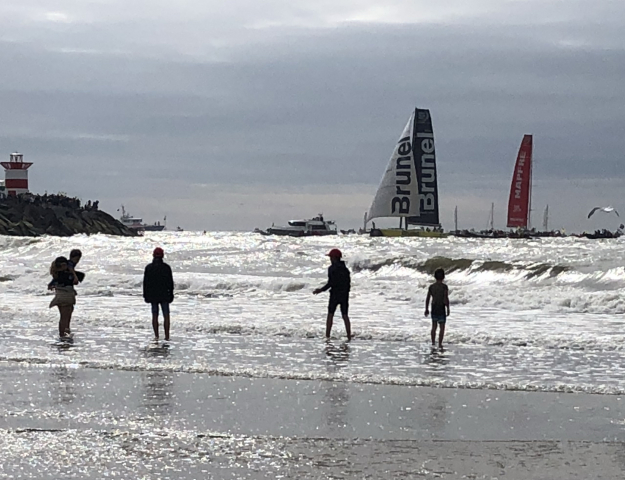 Op de uitkijk voor de binnenkomst van de boot van Team Brunel