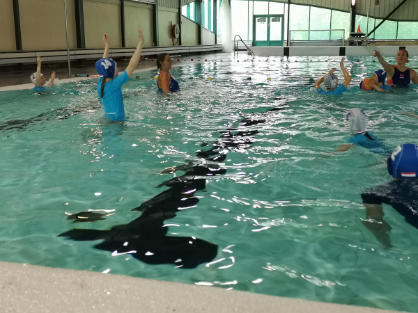 Kern Kinderopvang krijgt waterpoloclinic van NL dameswaterpoloteam