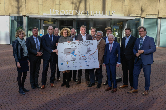 Foto ondertekening overeenkomst A12 corridor