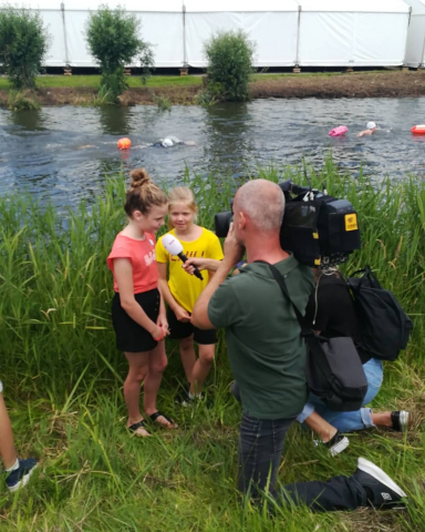 Tess wordt geïnterviewd voor het Jeugdjournaal