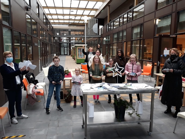 Foto scholen maken kerstkaarten voor ouderen in de wijk