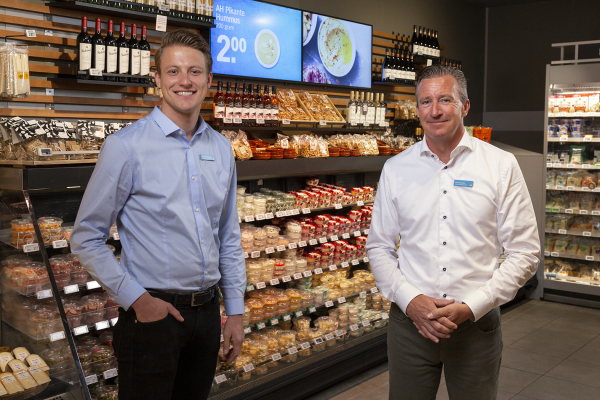 Supermarktmanager Rob Arnoldus en assistent manager Dylan van Uffelen van AH de Leyens