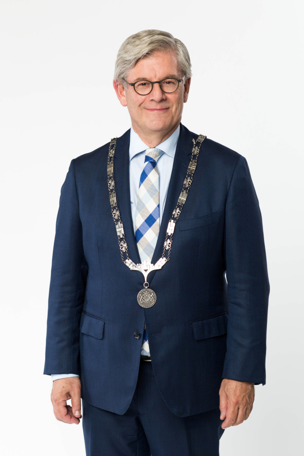 Burgemeester Charlie Aptroot medium met ambtsketen