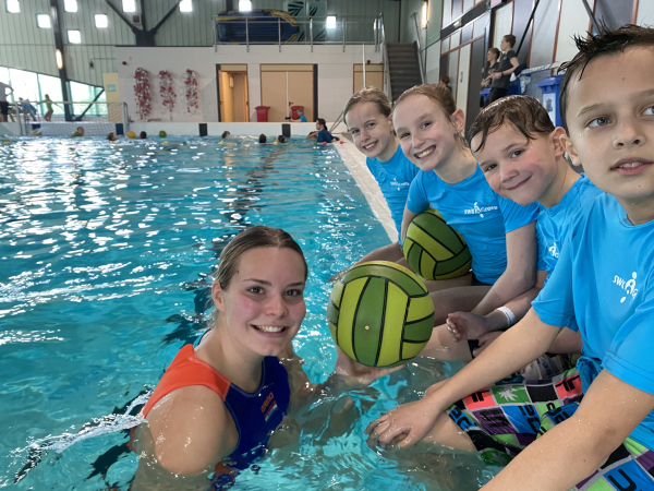 Jong Oranje geeft waterpoloclinic aan BSO kinderen