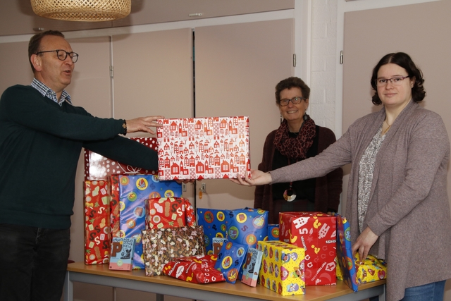 Foto Sympbolische Overhandiging Cadeaus2