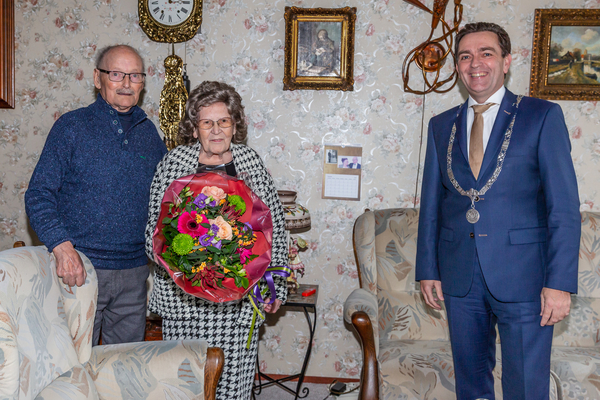 Burgemeester Bezuijen feliciteert 61 jarig bruidspaar Bolleboom