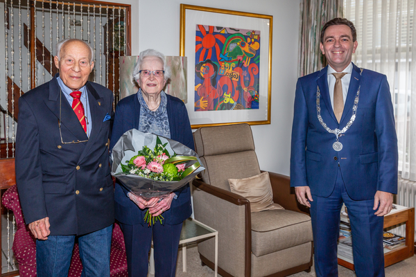 Burgemeester Bezuijen feliciteert 65 jarig bruidspaar Van den Bos