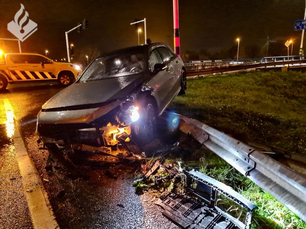 auto op de vangrail veel schade