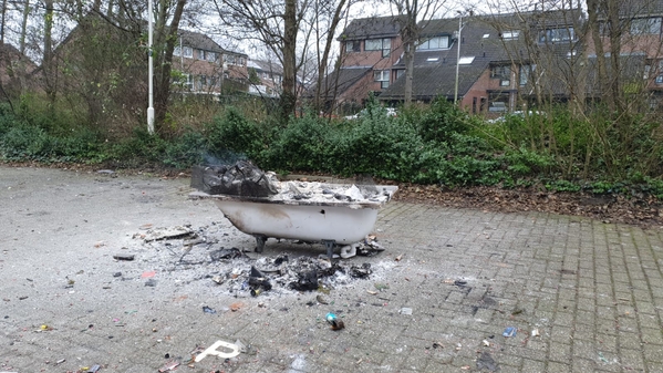 badkuip gebruikt als vuurkorf