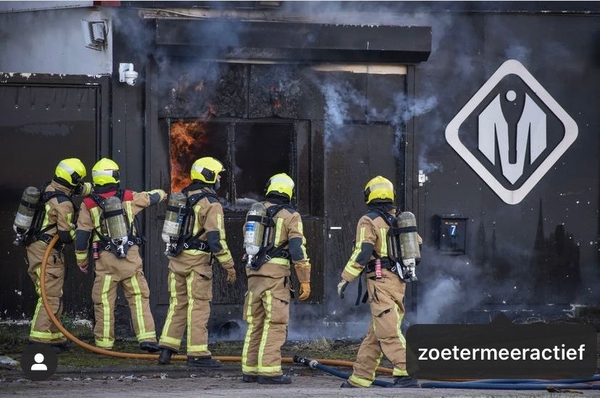 brand in restaurant met vijf brandweermannen