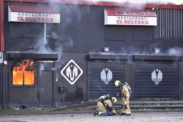 brand in restaurant met vlam uit het raam