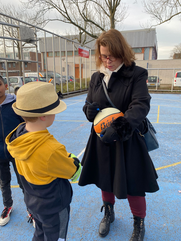 foto Jakobien Groeneveld zet de namen van de kinderen op de basketballen