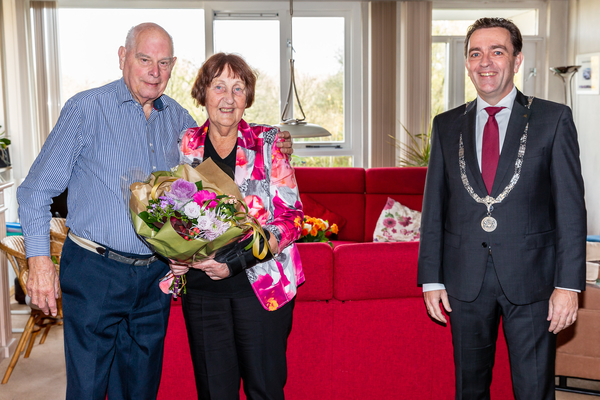 Burgemeester Bezuijen feliciteert 65 jarig bruidspaar Van Wel 001