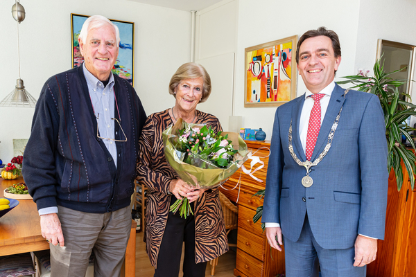 Burgemeester feliciteert 60 jarig bruidspaar Reuvekamp 001