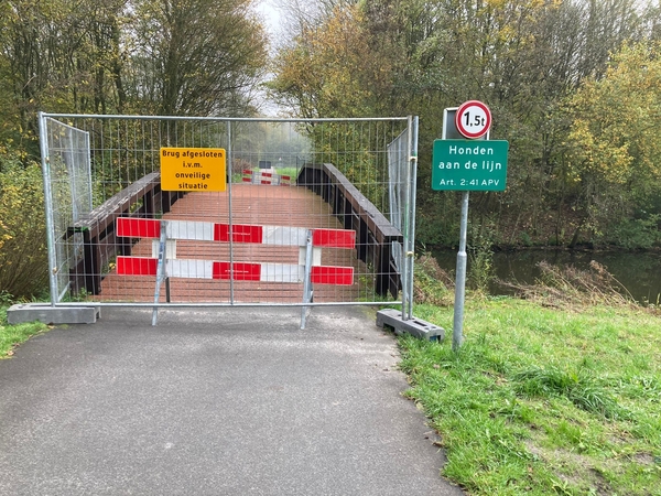 afgesloten brug met hek