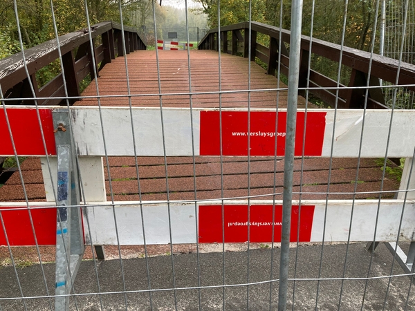 afgesloten brug met hek van dichtbij