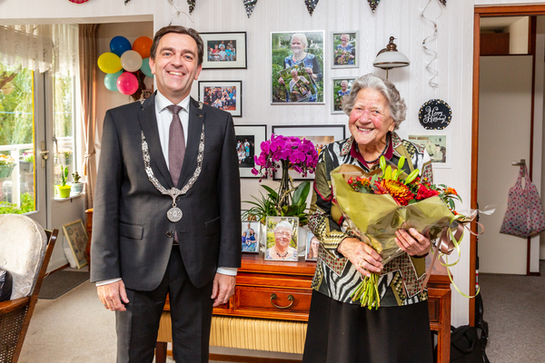 Burgemeester Bezuijen feliciteert 101 jarige mevrouw van Rijs 002