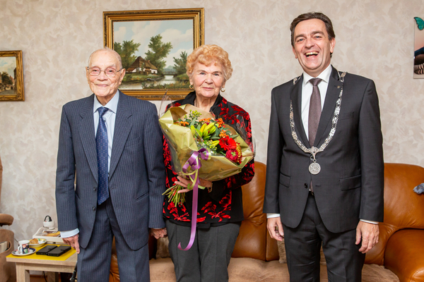 Burgemeester Bezuijen feliciteert 60 jarig bruidspaar Bredow 001