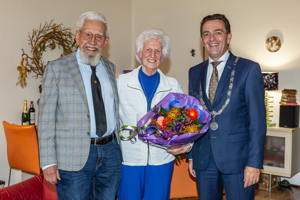 Burgemeester Bezuijen feliciteert 60 jarig bruidspaar Deijl Balt 001