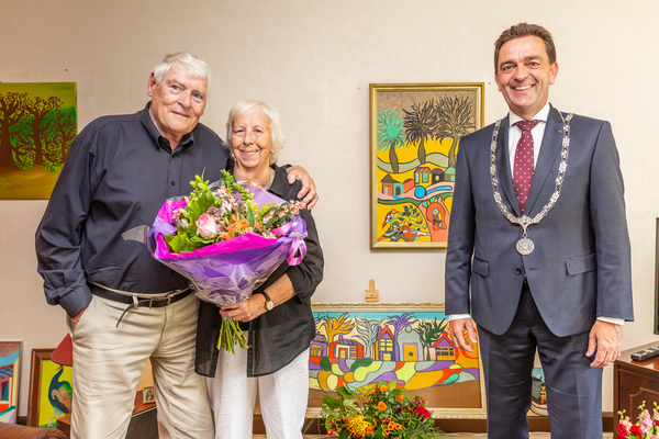 Burgemeester Bezuijen feliciteert 60 jarig bruidspaar Leenders 02