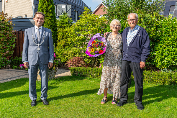 Burgemeester Bezuijen feliciteert 60 jarig bruidspaar Schaap Bossy 01