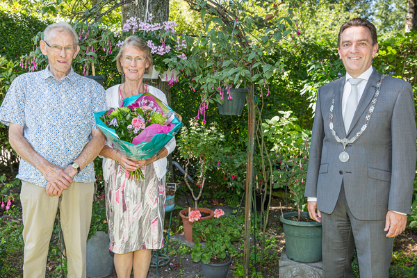 Burgemeester Bezuijen feliciteert Bruidspaar Van Eyk 03