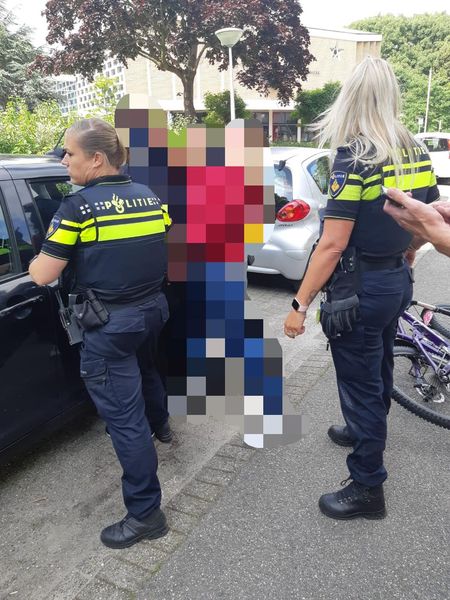 arrestant met politie agenten