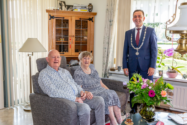 Burgemeester Bezuijen feliciteert 60 jarig bruidspaar Janssen Meurs Zoetermeer 3