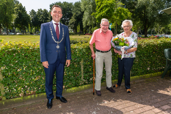 Burgemeester Bezuijen feliciteert 60 jarig bruidspaar Van Oostrum Zoetermeer 2