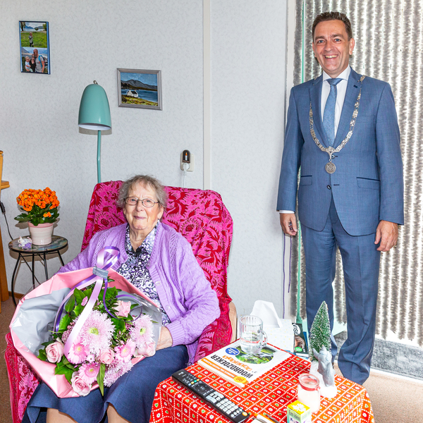Burgemeester feliciteert 100 jarige mw Gennes Zoetermeer foto Patricia Munster