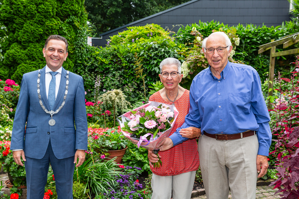 Burgemeester feliciteert 60 jarig bruidspaar Mast Zoetermeer foto Patricia Munster