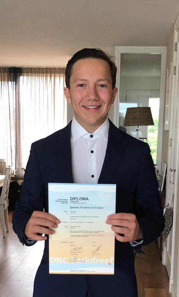 Quinten de Gruijter met zijn diploma