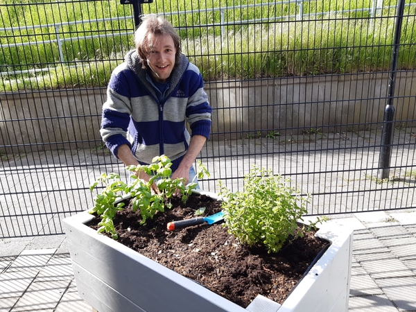 moestuinbakken vullen bij Ambachtenwerkplaats tijdens NLdoet