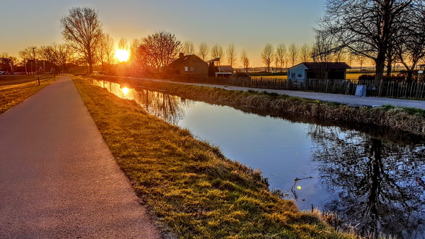 apr21 Lex Helvensteijn zonsondergang meerpolder