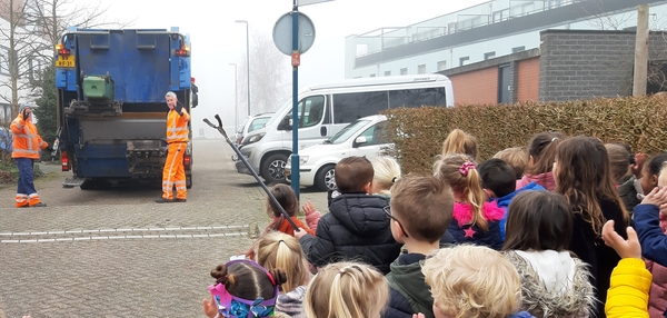 De vuinismannen in de straat