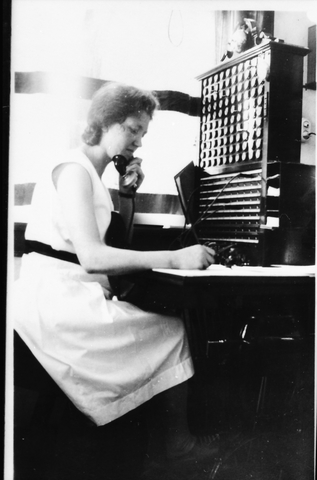 1935 ca Aagje Kramer telefooncentrale R1427