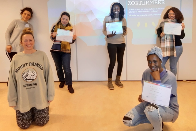 Doe Coaches ontvangen certificaat fotograaf Stichting Piëzo