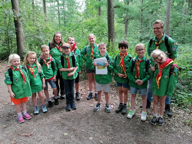 Een groepje welpen start aan de hike