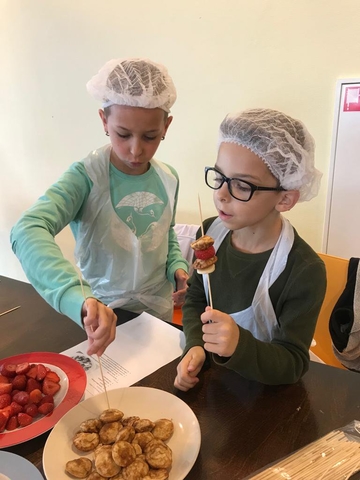 Kinderen TalentenAcademie maken hapjes klaar