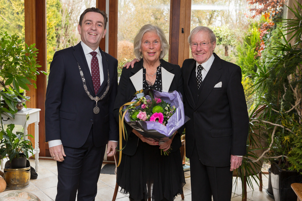 Burgemeester Bezuijen feliciteert 60 jarig bruidspaar Feeke 03