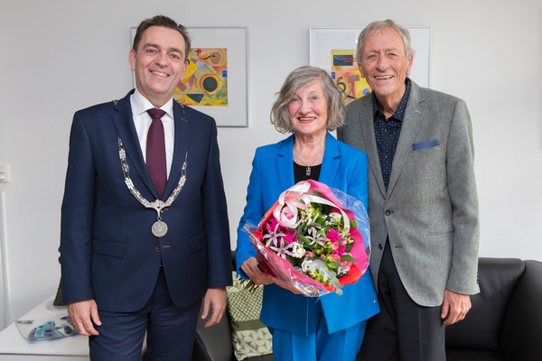 Burgemeester Bezuijen feliciteert 60 jarig bruidspaar Bout 3