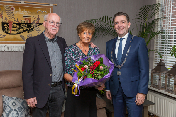 Burgemeester Bezuijen feliciteert 60 jarig bruidspaar Van der Laag 2